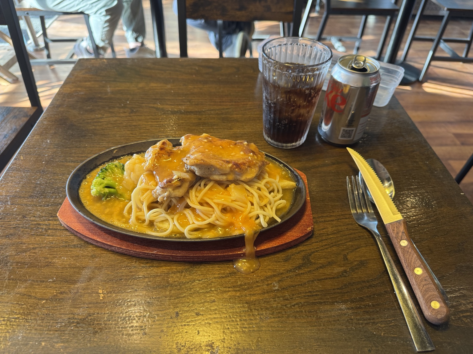 Saint Helens Cafe Meowise 的雞扒意粉港式鐵板餐