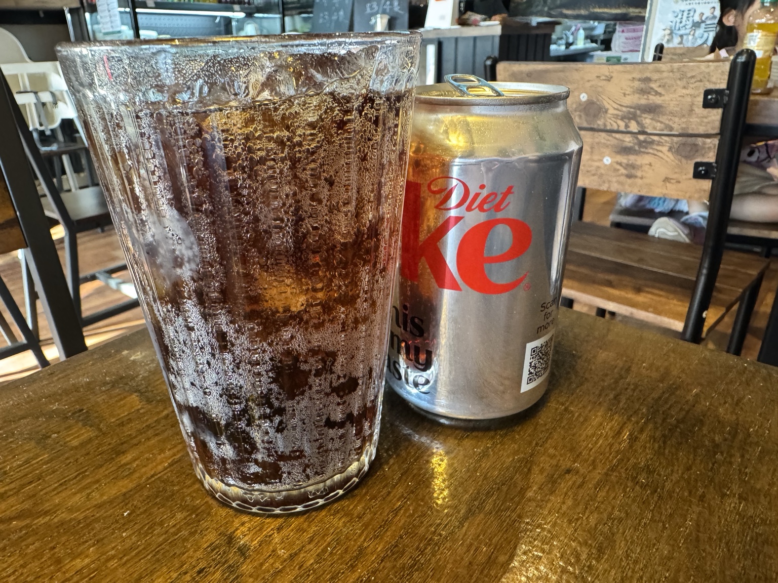 Cafe Meowise 鐵板餐配 Diet Coke 與冰凍玻璃杯