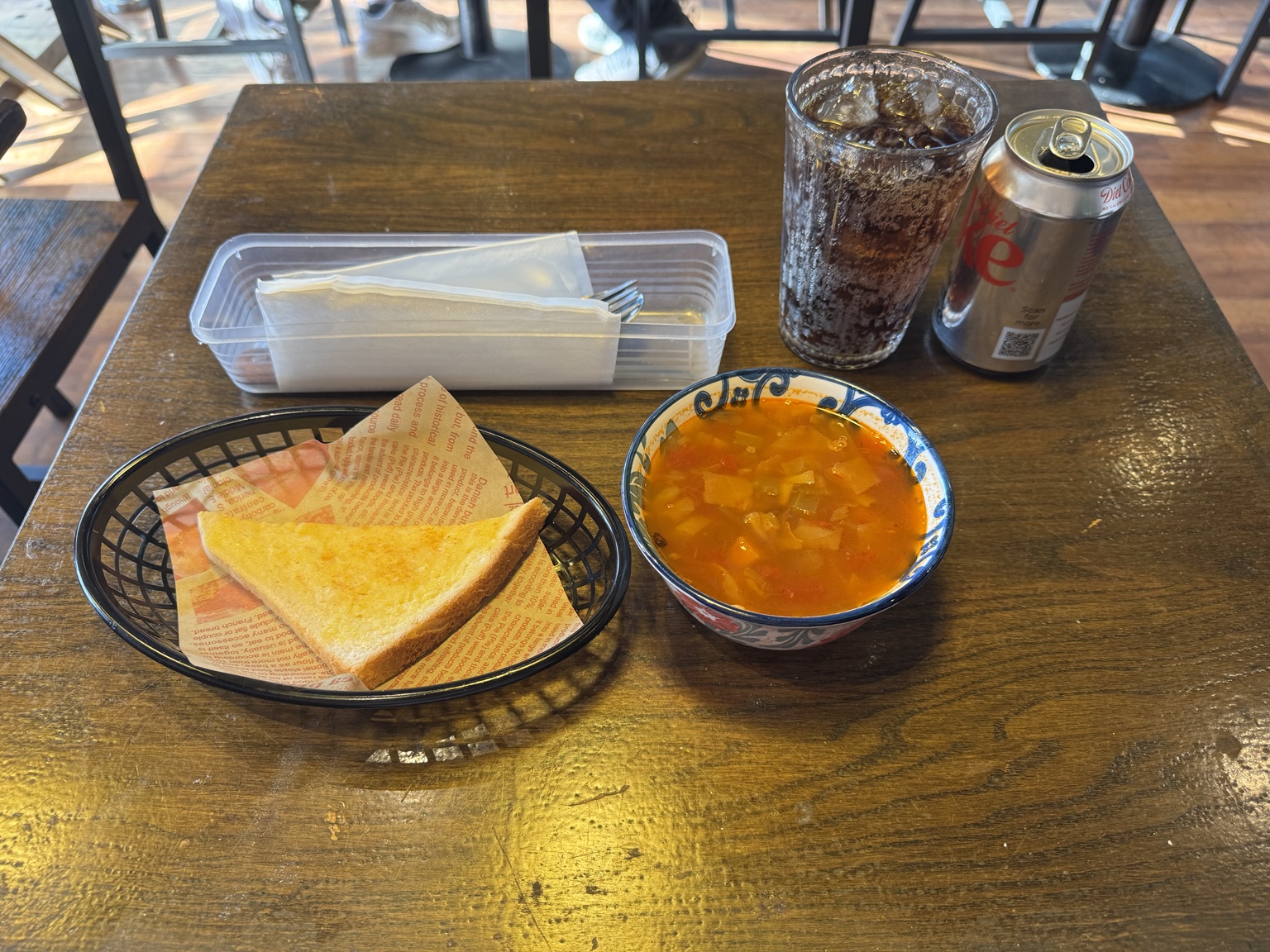 Cafe Meowise 港式鐵板餐的港式羅宋湯與牛油多士