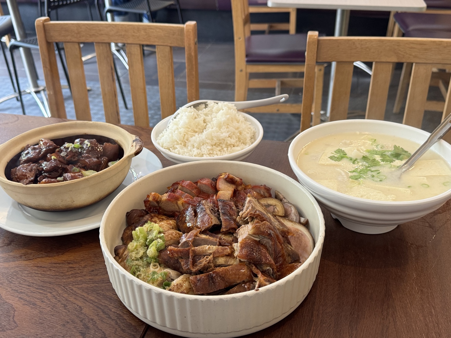 利物浦二師兄茶餐廳的燒味四拼、白飯、豆腐魚湯和紅燒肉